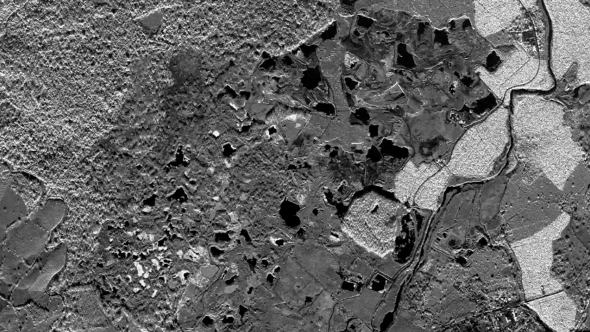 Imagen SAR que muestra la interacción entre las ondas del radar y la estructura física de los objetos.